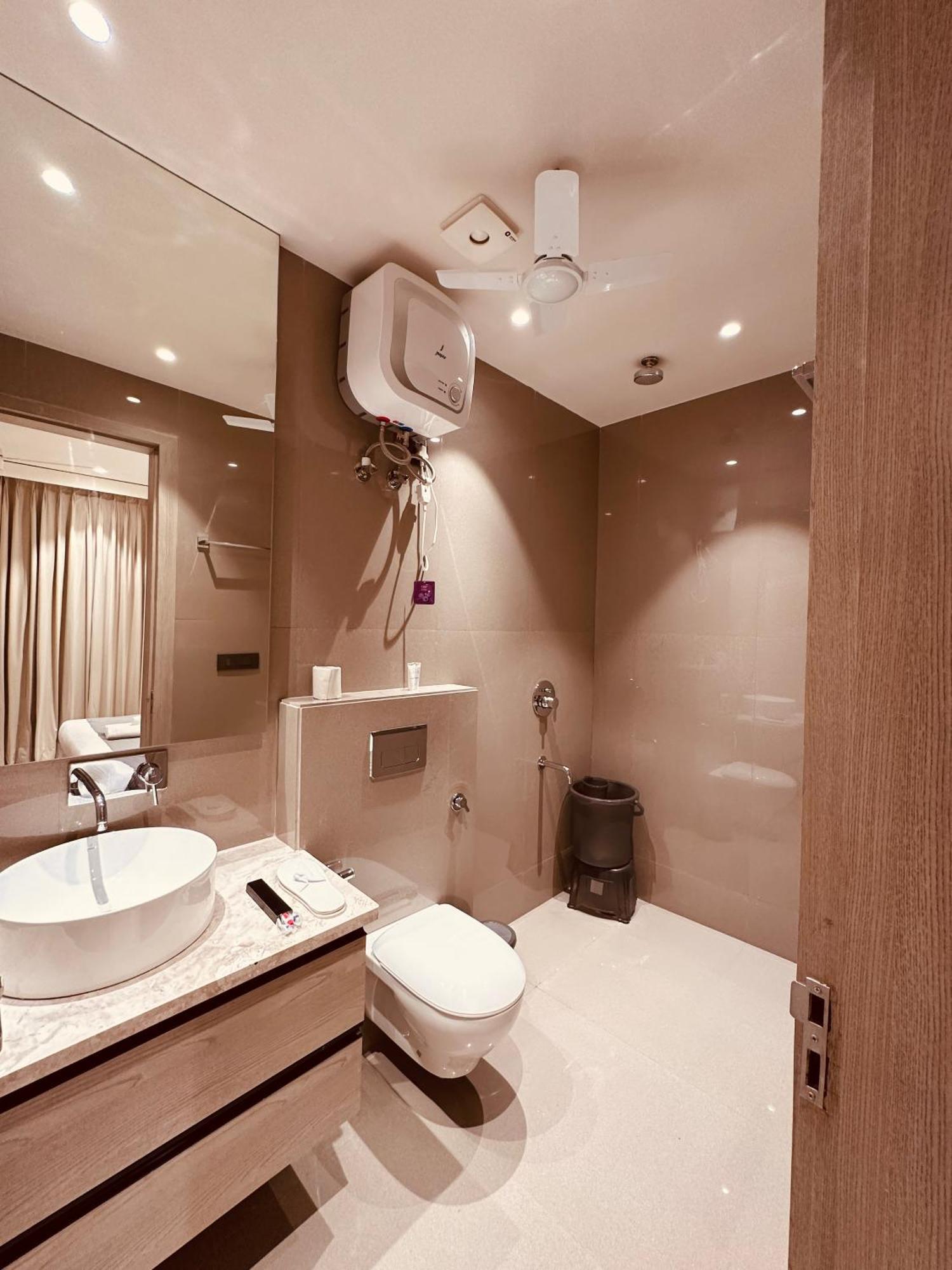 The Lodgers 2 Bhk Serviced Apartment Near Artemis Hospital Sector 57 Gurgaon - Nearest Metro Station Sector 54 Chowk Buitenkant foto